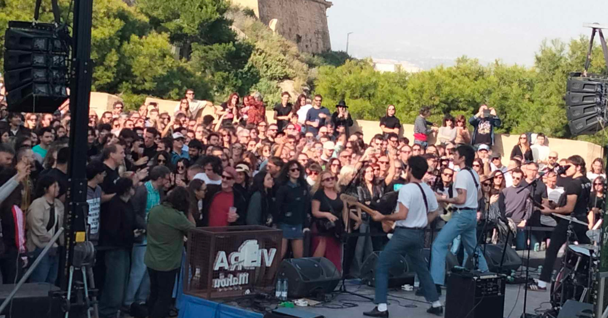  Más de mil personas disfrutan del concierto gratuito de Biznaga y Alabayos en Alicante. 